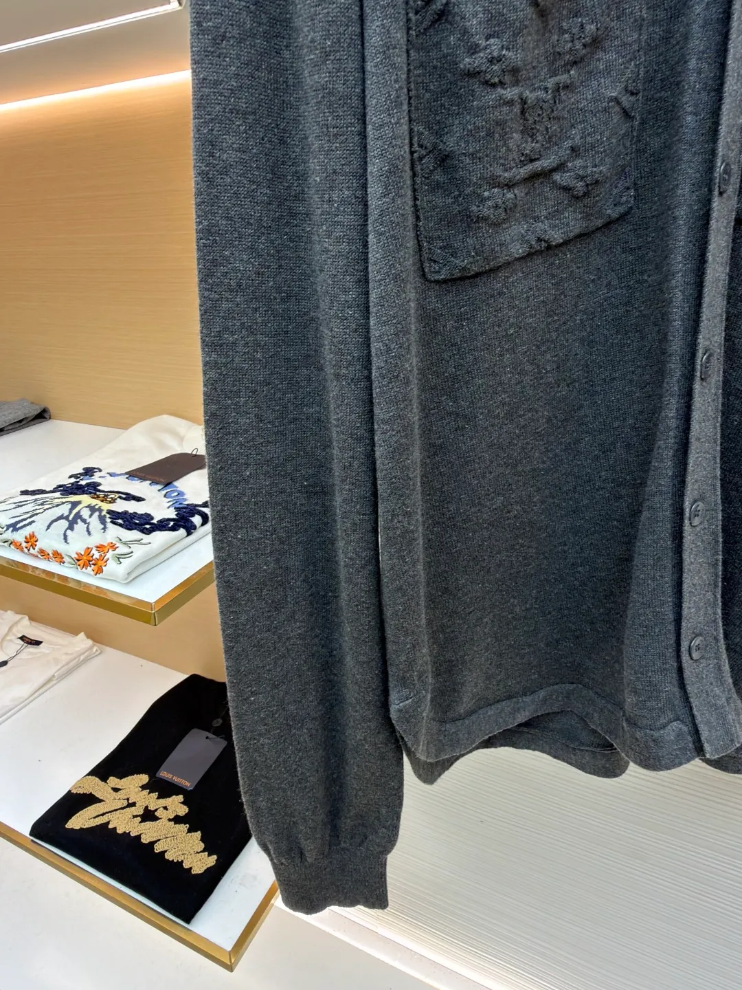 LOUIS VUITTON solid color LOGO intarsia long-sleeved sweater ●Original version: Purchased and developed in 19939 ●Item number: 1681417-A85 ●Fabric: combed cotton fabric ●Technology: knitted intarsia production ●Color: gray ●Version: fitted version ●Weight: about 365 grams ●Size: S-M-L-XL ●Description: This knitted shirt is made of combed cotton fabric, which is made of precision knitting technology to present a delicate texture, with both softness and stiffness. The shirt collar design is processed through a three-dimensional narrowing process, making the collar shape flat and close to the neck line. The single-row buttons are custom-made metal buttons that are harmonious with the color of the body. They are sewn in precise position for smooth opening and closing. The chest pocket and brand logo use intarsia knitting technology. The pattern texture is clear and integrated with the knitted fabric, making the brand highly recognizable. The cuffs are ribbed knitted to fit the wrist tightly and have excellent resilience. The overall tailoring is a form-fitting version, and the multi-piece knitted structure is spliced. The lines are smooth and neat when worn. It not only retains the luxurious texture of knitted items, but also demonstrates the brand's high-end craftsmanship through exquisite intarsia technology. It is a boutique item that combines business and casual styles. The overall wiring is straight and delicate, the fabric is comfortable and soft, and the color is consistent without color difference. It can be matched with the same style to create a fashionable look and control various occasions. Customized accessories, complete with three standards, same style for men and women!